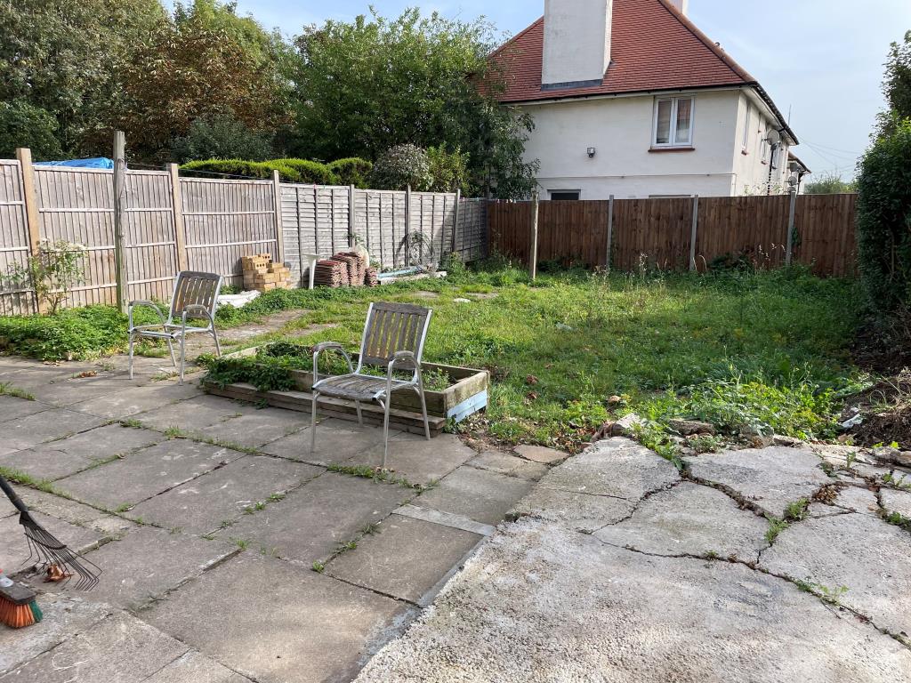 Lot: 76 - END-TERRACE HOUSE FOR INVESTMENT -
